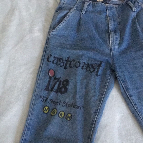 CUSTOM Medium wash denim graphic boyfriend jeans - Picture 2 of 4